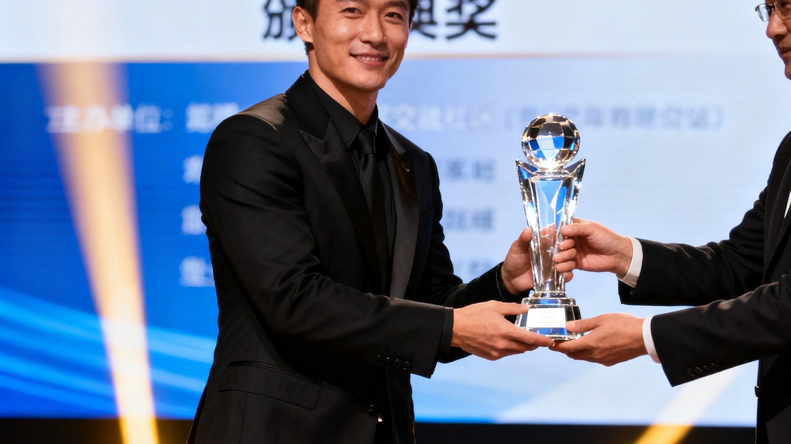年度体育行业颁奖典礼现场，世界杯在线社区交流站代表身穿黑色西装在聚光灯下从主办方手中接过水晶奖杯，背景大屏幕显示获奖信息